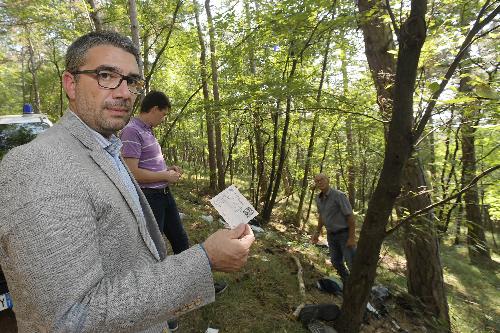 L'assessore FVG alla Sicurezza, Pierpaolo Roberti, durante un sopralluogo in Val Rosandra (Trieste), sui sentieri utilizzati dai clandestini per entrare in Italia dalla Slovenia